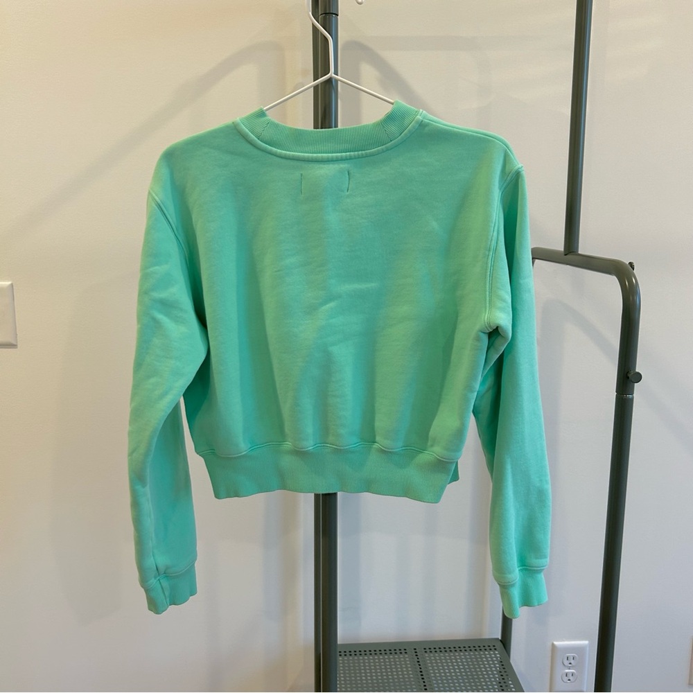 Aritzia Tna cropped sweatshirt in green size XS